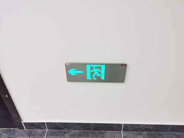 智能疏散照明系統(tǒng)是如何實(shí)現(xiàn)自動控制和調(diào)節(jié)的？